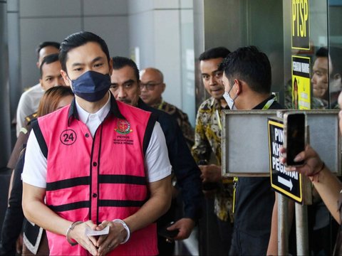 FOTO: Berompi Tahanan, Tersangka Korupsi Timah Harvey Moeis dan Helena Lim Digiring ke Kejaksaan Negeri Jakarta Selatan, Ini Reaksi Wajahnya