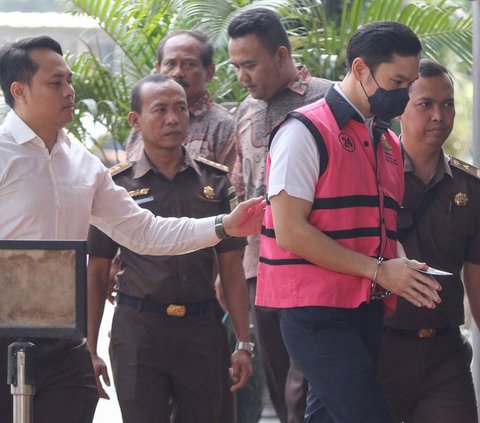 FOTO: Berompi Tahanan, Tersangka Korupsi Timah Harvey Moeis dan Helena Lim Digiring ke Kejaksaan Negeri Jakarta Selatan, Ini Reaksi Wajahnya