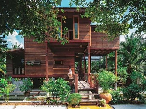 Model Rumah 2 Lantai Kayu dengan Teras Kayu