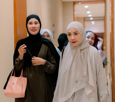 Potret Gaya Hijab Syar'i Nagita Slavina Saat Hadiri Kajian Ustaz Hanan Attaki