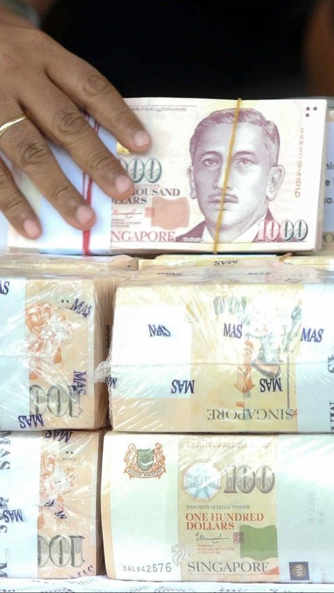 Uang tunai yang disita berupa mata uang asing sebesar USD400.000 dan uang dalam bentuk rupiah sebesar Rp13.581.013.347. Foto: Liputan6.com / Herman Zakharia<br>