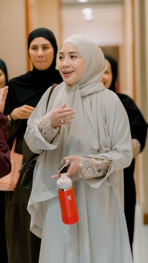 Portrait of Nagita Slavina's Syar'i Hijab Style When Attending Ustaz Hanan Attaki's Study