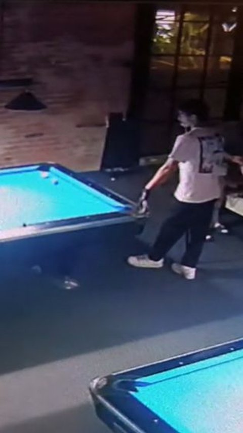 Recorded on CCTV, Strange Behavior and Last Words of Dali Wassink while Playing Billiards Before His Death Highlighted