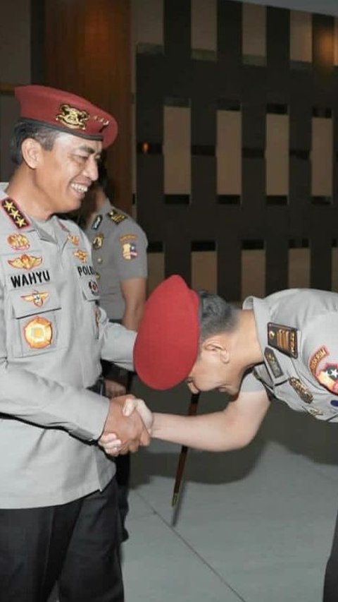 Naik Pangkat Anak Jenderal Polisi Jadi AKP, Membungkuk Salaman Sama Kabareskrim