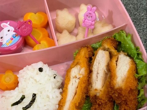 Di pagi hari, wanita ini menyiapkan bekal lucu agar anaknya makin semangat sekolah.