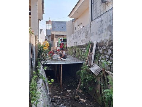 Viral Allegedly Depok Residents Cement Area Above River Flow for Parking Cars