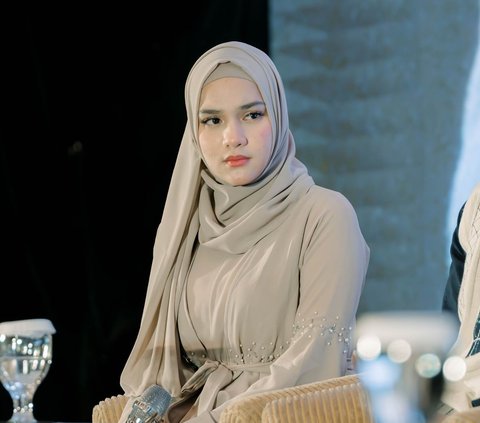 First Time Being a Host of a Study, 8 Photos of Davina Karamoy Wearing Hijab, Looking Amazing