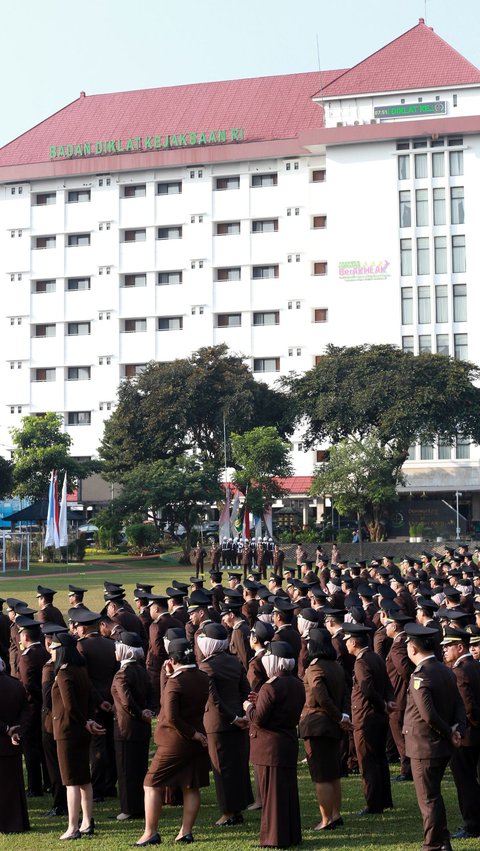 Para Jaksa mulai bersiap di lapangan sebelum upacara dimulai.