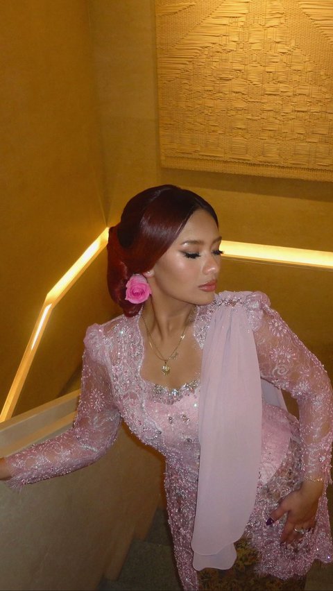 Model kebaya berleher persegi dengan bustier ini membuat Zahwa terlihat begitu memukau sesuai dengan tema acara.