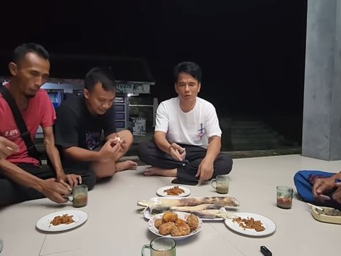 Nikmat, Usai Salat Magrib Ayah Lesti Kejora Bakar Singkong Plus Teh Tarik