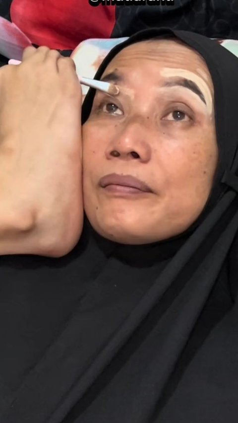 Beauty TikToker with Cerebral Palsy Does Mother's Makeup with Feet, Netizens: Only You Dare