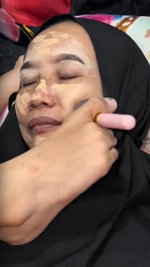 Beauty TikToker with Cerebral Palsy Does Mother's Makeup with Feet, Netizens: Only You Dare