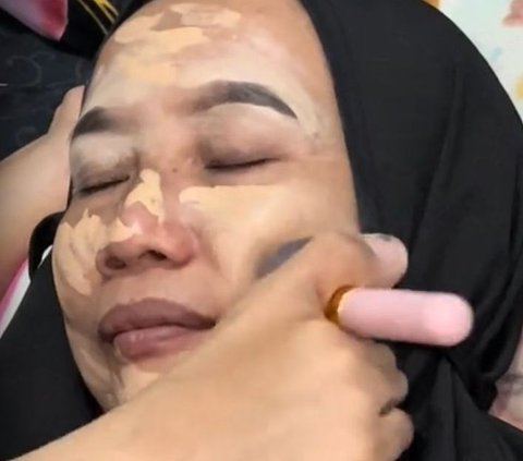 Beauty TikToker with Cerebral Palsy Does Mother's Makeup with Feet, Netizens: Only You Dare