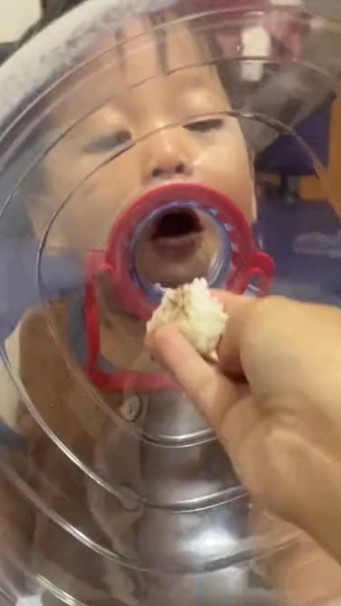 Parents Feed Their Children Using a Water Gallon When They Have Difficulty Eating, Making Netizens Facepalm.