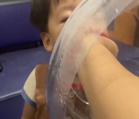 Parents Feed Children Using Gallons When Having Difficulty Eating, Making Netizens Slap Their Foreheads