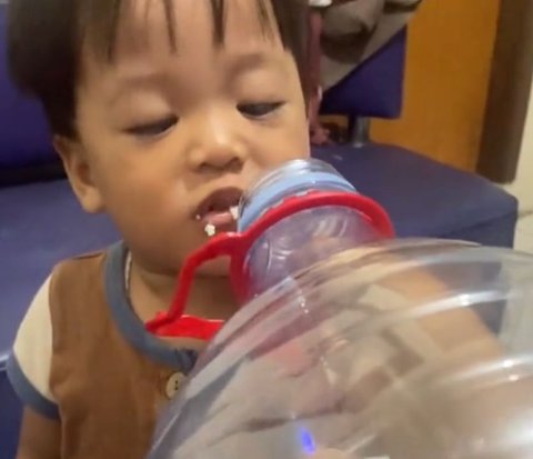 Parents Feed Children Using Gallons When Having Difficulty Eating, Making Netizens Slap Their Foreheads