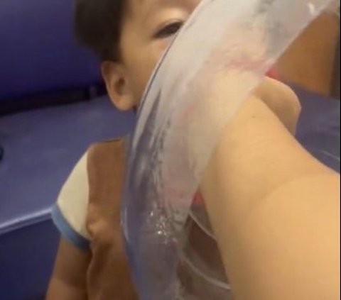 Parents Feed Children Using Gallons When Having Difficulty Eating, Making Netizens Slap Their Foreheads