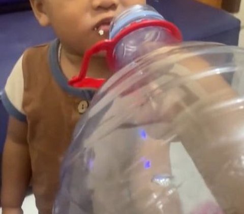 Parents Feed Children Using Gallons When Having Difficulty Eating, Making Netizens Slap Their Foreheads