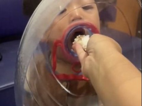 Parents Feed Children Using Gallons When Having Difficulty Eating, Making Netizens Slap Their Foreheads