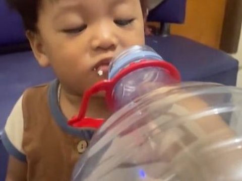 Parents Feed Children Using Gallons When Having Difficulty Eating, Making Netizens Slap Their Foreheads