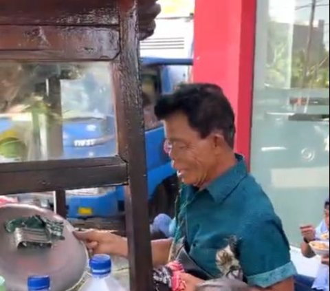 Viral Meatball Seller in Surabaya Resembles Cartoon Character Suneo, Making Netizens Laugh