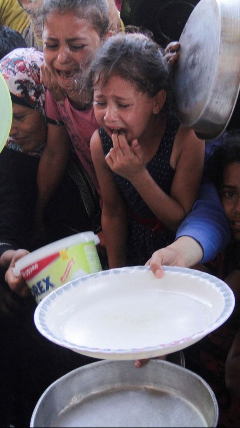 FOTO: Tangis dan Jeritan Anak-Anak Palestina di Gaza Berebut Antre Makanan di Dapur Amal