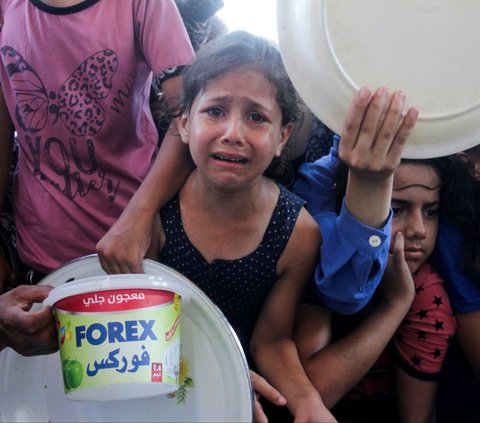 Kondisi yang mencekam ini membuat kehidupan sehari-hari menjadi sangat sulit, terutama bagi anak-anak yang harus bertahan hidup di tengah kelangkaan pangan. Foto: REUTERS / Mahmoud Issa<br>