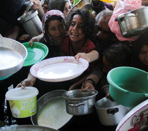 FOTO: Tangis dan Jeritan Anak-Anak Palestina di Gaza Berebut Antre Makanan di Dapur Amal