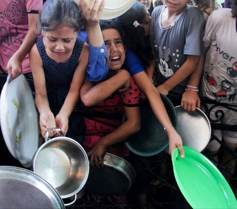 FOTO: Tangis dan Jeritan Anak-Anak Palestina di Gaza Berebut Antre Makanan di Dapur Amal