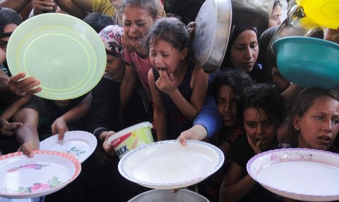 FOTO: Tangis dan Jeritan Anak-Anak Palestina di Gaza Berebut Antre Makanan di Dapur Amal