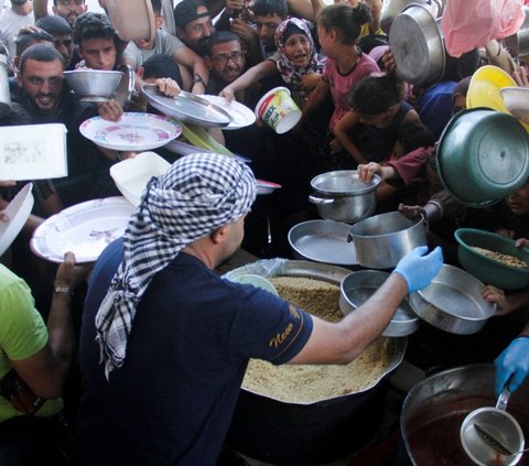 FOTO: Tangis dan Jeritan Anak-Anak Palestina di Gaza Berebut Antre Makanan di Dapur Amal