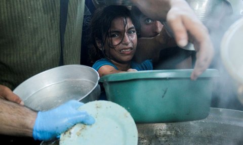 FOTO: Tangis dan Jeritan Anak-Anak Palestina di Gaza Berebut Antre Makanan di Dapur Amal