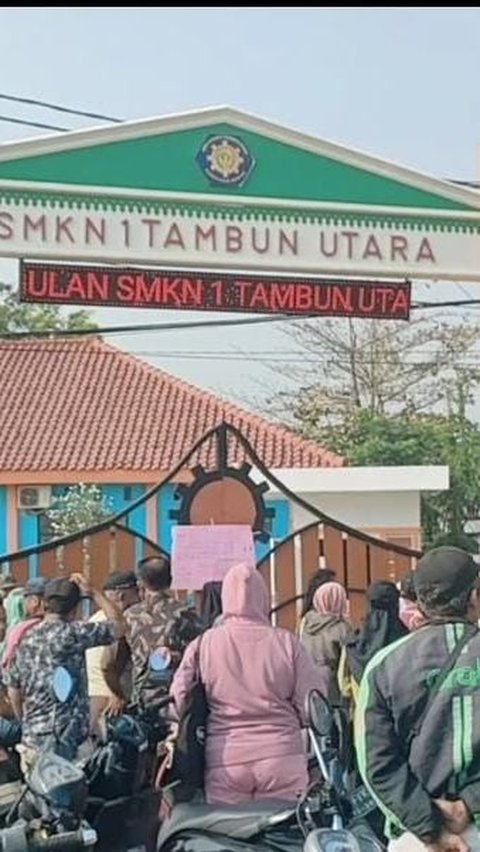 Kecewa Anak Dikeluarkan, Puluhan Orang Tua Siswa SMKN 1 Tambun Utara Nekat Kunci Gerbang Sekolah