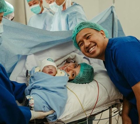 10 Potret Baby Elio Anak Joshua Suherman dan Clairine Clay yang Baru Lahir, Menggemaskan Banget!