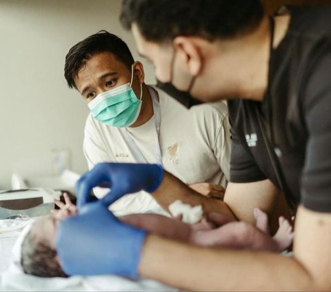 10 Potret Baby Elio Anak Joshua Suherman dan Clairine Clay yang Baru Lahir, Menggemaskan Banget!