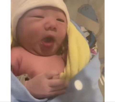 10 Potret Baby Elio Anak Joshua Suherman dan Clairine Clay yang Baru Lahir, Menggemaskan Banget!