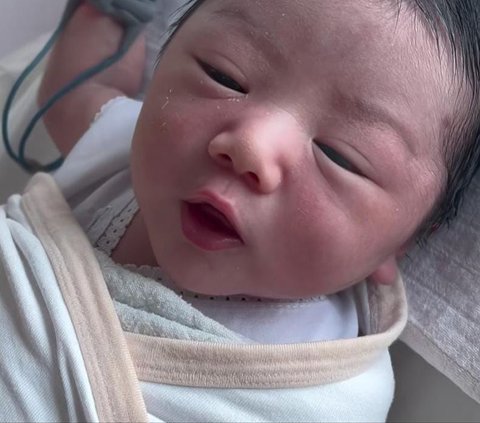 10 Potret Baby Elio Anak Joshua Suherman dan Clairine Clay yang Baru Lahir, Menggemaskan Banget!