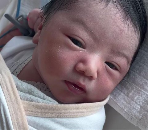 10 Potret Baby Elio Anak Joshua Suherman dan Clairine Clay yang Baru Lahir, Menggemaskan Banget!