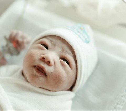 10 Potret Baby Elio Anak Joshua Suherman dan Clairine Clay yang Baru Lahir, Menggemaskan Banget!