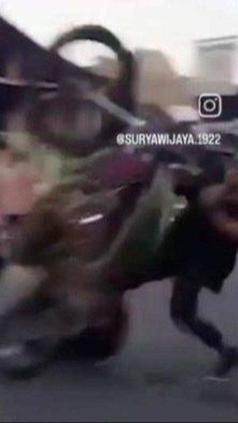 Anak-anak menjadi korban tabrakan saat seorang pria mencoba melakukan atraksi motor yang berakhir dengan kegagalan