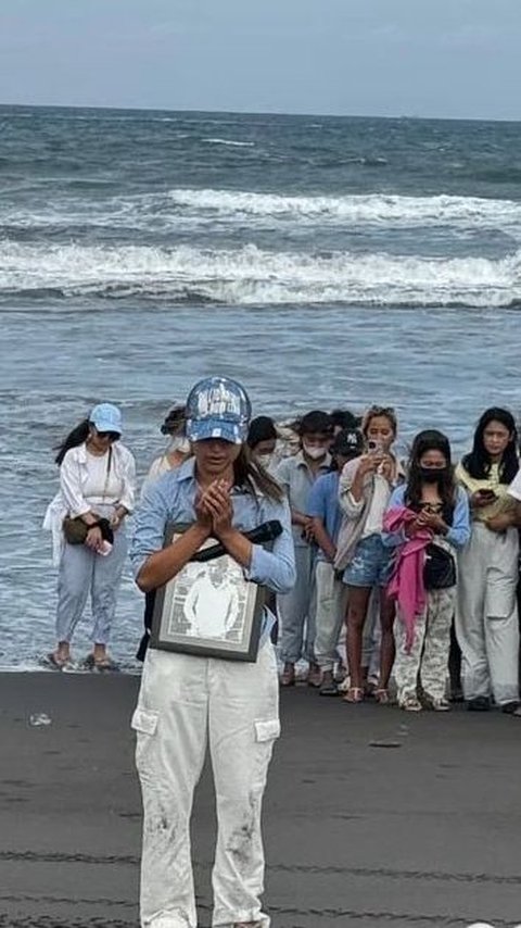 Jennifer meminta agar para fans tak lagi menangisi kepergian Dali.