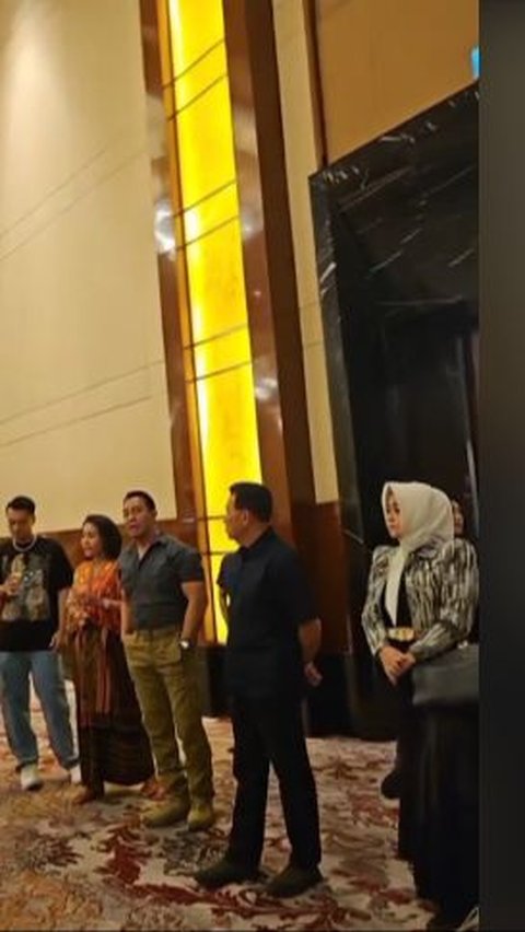 Tidak berbeda jauh, Yuyu Sutisna juga tampak ditemani oleh sang istri, Ibu Ayuning Dewanti.<br>