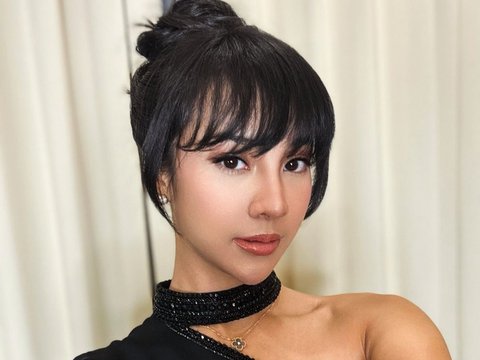 Potret Anya Geraldine dalam Balutan Dress Hitam, Cantik Menawan dengan Rambut Diponi