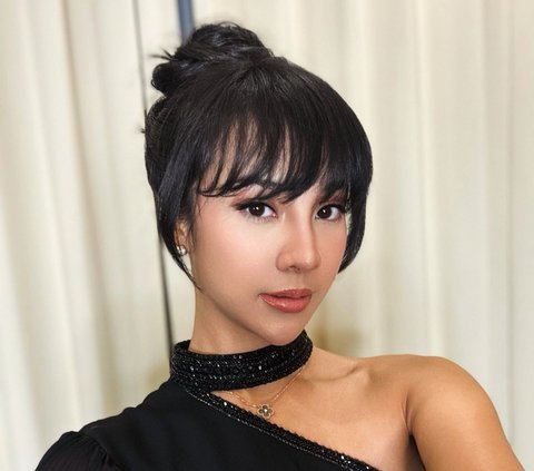 Potret Anya Geraldine dalam Balutan Dress Hitam, Cantik Menawan dengan Rambut Diponi