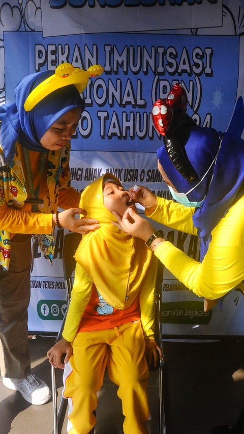 Kegiatan ini dilakukan secara massal dan serentak sebagai bentuk penanggulangan kejadian luar biasa atau KLB Polio. Foto: Merdeka.com/Arie Basuki