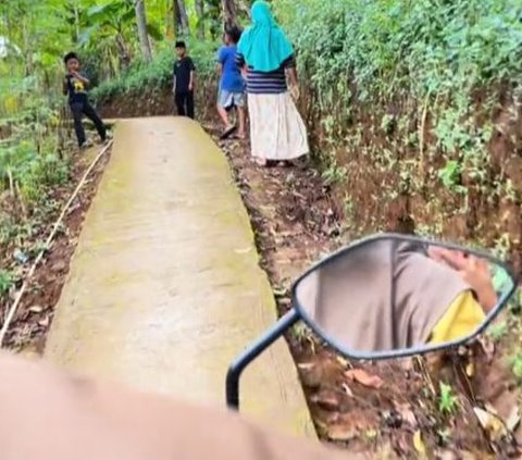 Momen Wanita Lewati Jalanan Ekstrem di Perdesaan Sukabumi, Aksinya Bikin Ngeri