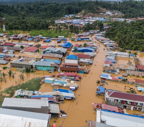 Penampakan udara menunjukkan kondisi banjir yang merendam Desa Lukulamo, Kabupaten Halmahera Tengah, Maluku Utara, pada Senin (22/7/2024). Banjir parah ini terjadi setelah guyuran hujan deras menyebabkan Sungai Kobe meluap. Foto: AFP/Azzam Risqullah