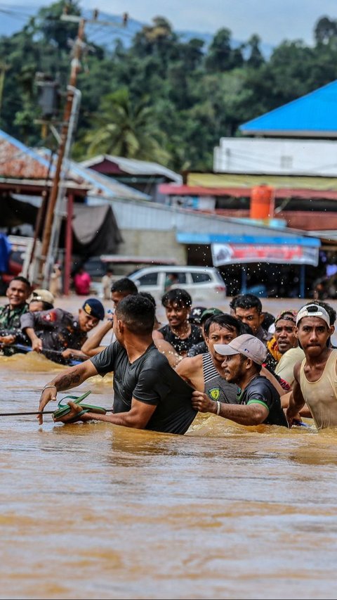 Tak hanya Desa Lukulamo, banjir parah ini juga melanda desa-desa lain di Halmahera Tengah, seperti Desa Lelilef Woebulan, Desa Woekob, dan Desa Woejerana. Foto: AFP/Azzam Risqullah