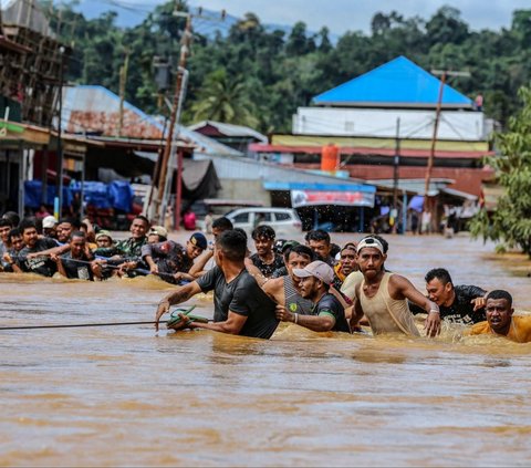 FOTO: Penampakan Banjir Parah Landa Desa-Desa di Halmahera Tengah