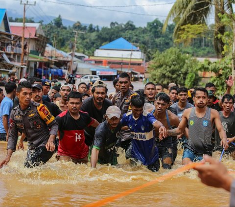 FOTO: Penampakan Banjir Parah Landa Desa-Desa di Halmahera Tengah